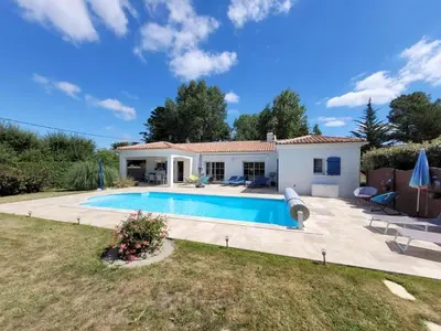 Piscine de l'établissement Villa à St Jean de Monts avec piscine chauffée, clim et WiFi - FR-1-777-23 ou située à proximité