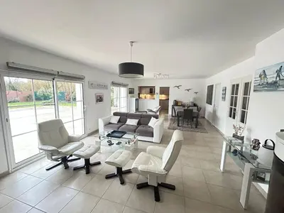 Coin salon dans l'établissement Villa à St Jean de Monts avec piscine chauffée, clim et WiFi - FR-1-777-23