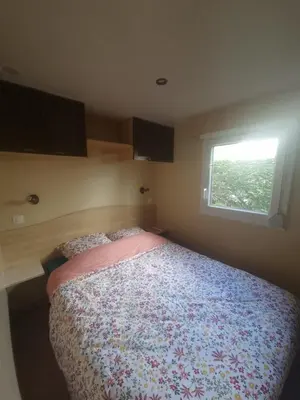 Un ou plusieurs lits dans un hébergement de l'établissement Charmant Mobil-home proche de la mer