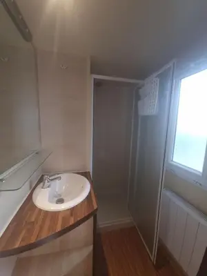 Salle de bains dans l'établissement Charmant Mobil-home proche de la mer