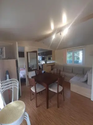 Cuisine ou kitchenette dans l'établissement Charmant Mobil-home proche de la mer