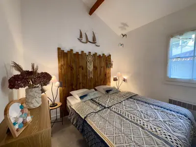 Un ou plusieurs lits dans un hébergement de l'établissement Maison cosy 4 pers avec terrasse au calme - FR-1-323-594