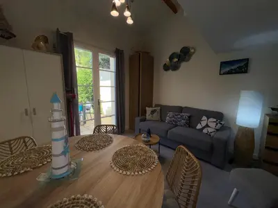 Coin salon dans l'établissement Maison cosy 4 pers avec terrasse au calme - FR-1-323-594