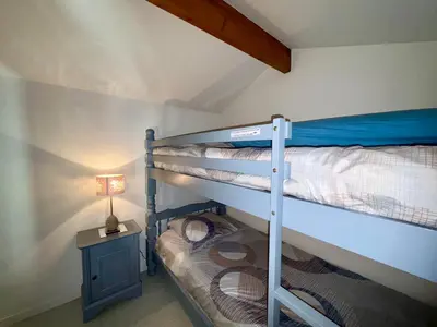 Un ou plusieurs lits dans un hébergement de l'établissement Maison cosy 4 pers avec terrasse au calme - FR-1-323-594