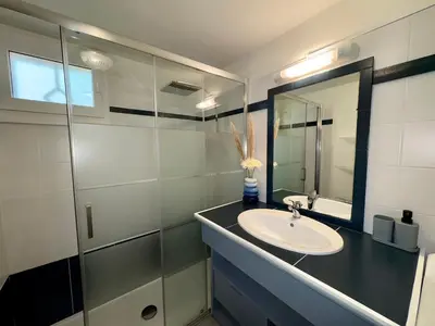 Salle de bains dans l'établissement Maison cosy 4 pers avec terrasse au calme - FR-1-323-594