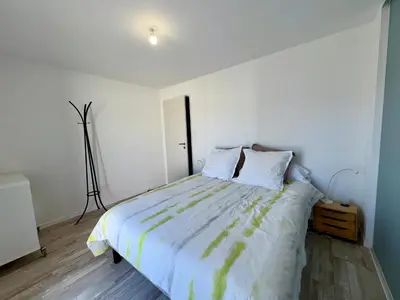 Un ou plusieurs lits dans un hébergement de l'établissement Maison neuve avec piscine privative entre mer et forêt - FR-1-323-592