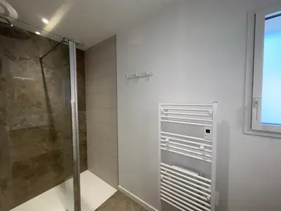 Salle de bains dans l'établissement Maison neuve avec piscine privative entre mer et forêt - FR-1-323-592
