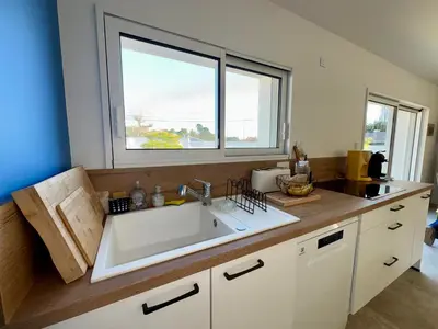 Cuisine ou kitchenette dans l'établissement Maison neuve avec piscine privative entre mer et forêt - FR-1-323-592
