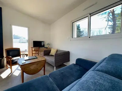 Télévision ou salle de divertissement dans l'établissement Maison neuve avec piscine privative entre mer et forêt - FR-1-323-592