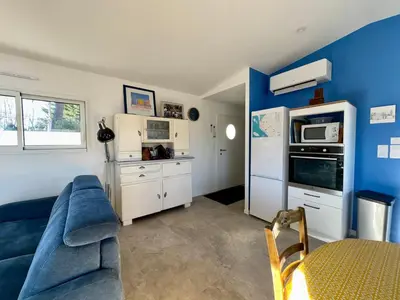 Cuisine ou kitchenette dans l'établissement Maison neuve avec piscine privative entre mer et forêt - FR-1-323-592