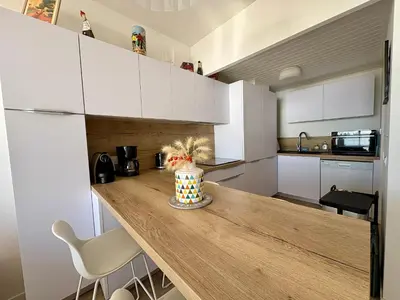 Cuisine ou kitchenette dans l'établissement Superbe appartement 2 chambres - Dernier étage - Parking privatif sécurisé - FR-1-323-593