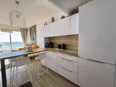 Cuisine ou kitchenette dans l'établissement Superbe appartement 2 chambres - Dernier étage - Parking privatif sécurisé - FR-1-323-593