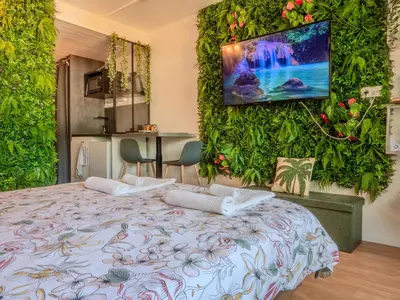 Télévision ou salle de divertissement dans l'établissement Jungleroom Vegetal and romantic, parking