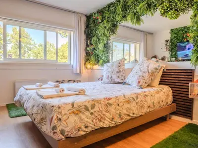 Un ou plusieurs lits dans un hébergement de l'établissement Jungleroom Vegetal and romantic, parking