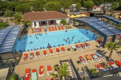 Piscine de l'établissement ZEcamping 4 à 1km de la plage parc aquatique dog friendly club enfant ou située à proximité