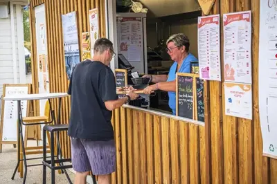 Clients de l'établissement ZEcamping 4 à 1km de la plage parc aquatique dog friendly club enfant