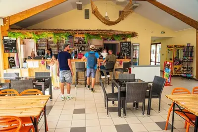 Clients de l'établissement ZEcamping 4 à 1km de la plage parc aquatique dog friendly club enfant