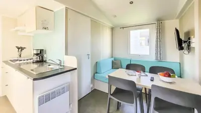 Cuisine ou kitchenette dans l'établissement ZEcamping 4 à 1km de la plage parc aquatique dog friendly club enfant