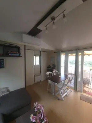 Coin salon dans l'établissement Charmant mobil-home, piscine, wifi, climatisé