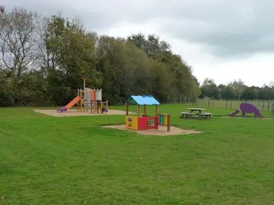 Aire de jeux pour enfants de l'établissement Charmant mobil-home, piscine, wifi, climatisé