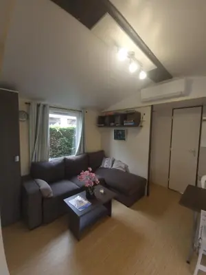Coin salon dans l'établissement Charmant mobil-home, piscine, wifi, climatisé