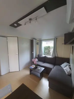 Coin salon dans l'établissement Charmant mobil-home, piscine, wifi, climatisé