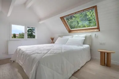 Un ou plusieurs lits dans un hébergement de l'établissement Maison avec jardin à deux pas de la plage