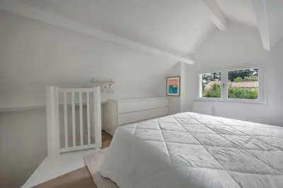 Un ou plusieurs lits dans un hébergement de l'établissement Maison avec jardin à deux pas de la plage