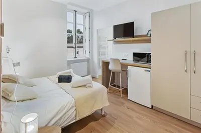 Cuisine ou kitchenette dans l'établissement Chambres & sde privatives dans maison partagée