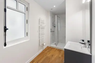 Salle de bains dans l'établissement Chambres & sde privatives dans maison partagée