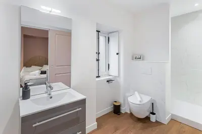 Salle de bains dans l'établissement Chambres & sde privatives dans maison partagée