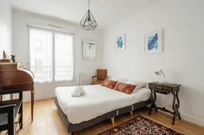 Un ou plusieurs lits dans un hébergement de l'établissement Appartement Calme en Centre-ville avec Parking