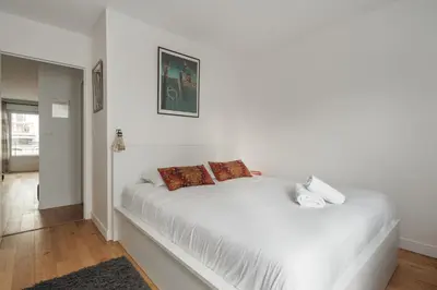 Un ou plusieurs lits dans un hébergement de l'établissement Appartement Calme en Centre-ville avec Parking