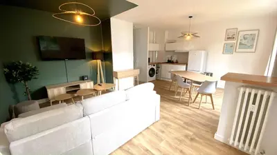 Télévision ou salle de divertissement dans l'établissement T2 refait à neuf Quartier Chantenay avec Parking