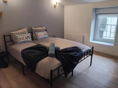 Un ou plusieurs lits dans un hébergement de l'établissement Au bon VERGER Appartement en coeur de ville hyper centre