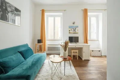 Télévision ou salle de divertissement dans l'établissement Nid douillet en duplex proche Centre-ville & Tram