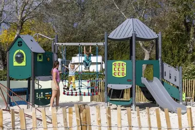 Aire de jeux pour enfants de l'établissement ZEcamping 4 étoiles parc aquatique club enfant animations dog friendly