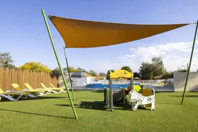 Jardin de l'établissement ZEcamping 4 étoiles parc aquatique club enfant animations dog friendly