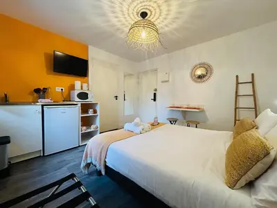 Un ou plusieurs lits dans un hébergement de l'établissement Casa Saint Joseph - Studio Premium Orange