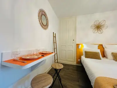 Un ou plusieurs lits dans un hébergement de l'établissement Casa Saint Joseph - Studio Premium Orange