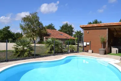 Piscine de l'établissement Logis de La Bénétière ou située à proximité