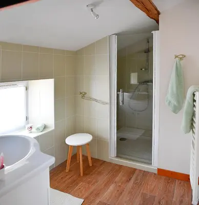 Salle de bains dans l'établissement Logis de La Bénétière