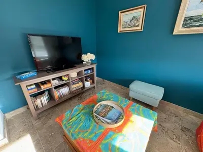 Télévision ou salle de divertissement dans l'établissement T4 - 2 CH - 5 min plages - grand jardin - calme