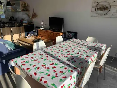 Télévision ou salle de divertissement dans l'établissement Maison 3 CH - plein pied - jardin clos - 5' plage