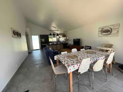 Télévision ou salle de divertissement dans l'établissement Maison 3 CH - plein pied - jardin clos - 5' plage