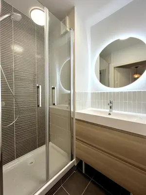 Salle de bains dans l'établissement Le Cours des Arts