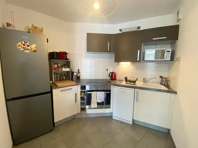 Cuisine ou kitchenette dans l'établissement T2 Lumineux Loggia & Parking proche Procé & Viarme