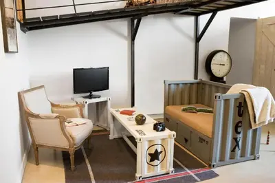 Télévision ou salle de divertissement dans l'établissement Sur les pas de Jules Verne