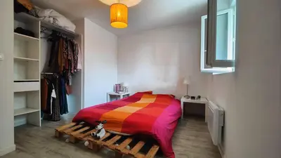 Un ou plusieurs lits dans un hébergement de l'établissement Charmante maison t3 avec 2 chambres et jardin clos