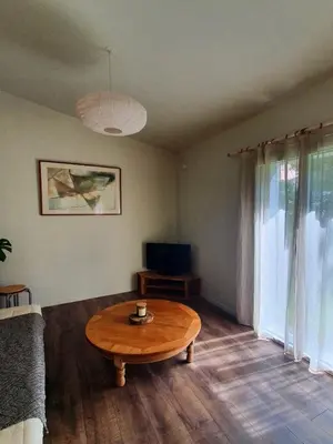Télévision ou salle de divertissement dans l'établissement Maison plain-pied avec jardin